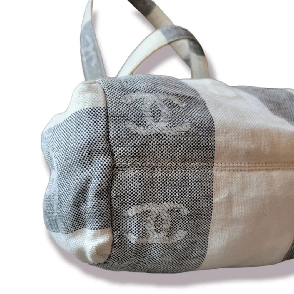 CHANEL Cream and Gray Striped Canvas Shoulder Bag with Wooden Frame - Picture 9 of 15